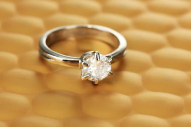 Alyans parlak zemin üzerine