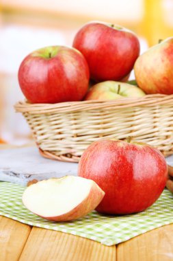 Olgun elma ile parlak zemin üzerine ahşap masa üzerine tarçın ile