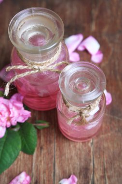 Gül yağı, şişeli