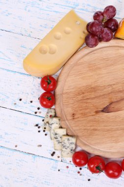 Boş tahta masa yakın çekim üzerinde peynir farklı türleri