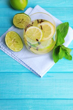 kireç ve karanfil cam, renkli ahşap zemin üzerinde taze yaz içeceği