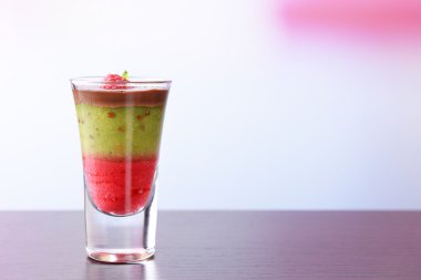 Kivi ve ahududu smoothies cam