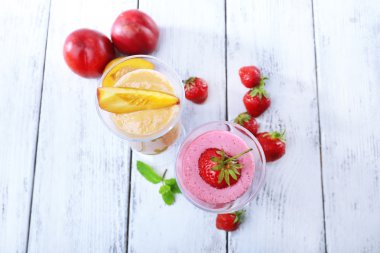 güler yüzlü lezzetli masa üzerinde