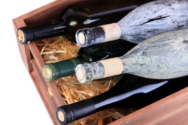 Ahşap kutusunda şarap şişeleri