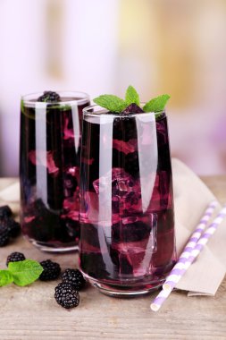 Buz ile lezzetli serin blackberry limonata