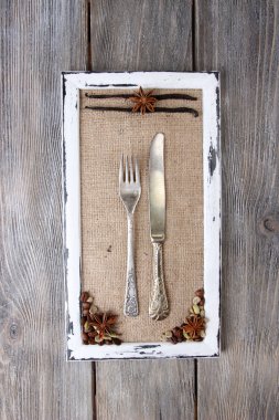 ahşap çerçeve, baharat ve renk ahşap zemin üzerinde vintage çatal bıçak takımı