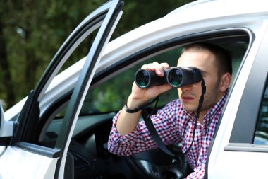 Adam arabada dürbünlü