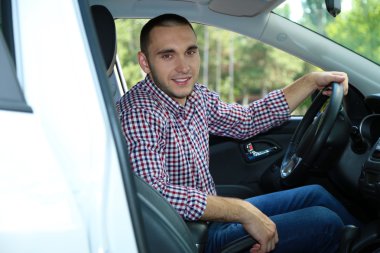 adam arabanın içinde