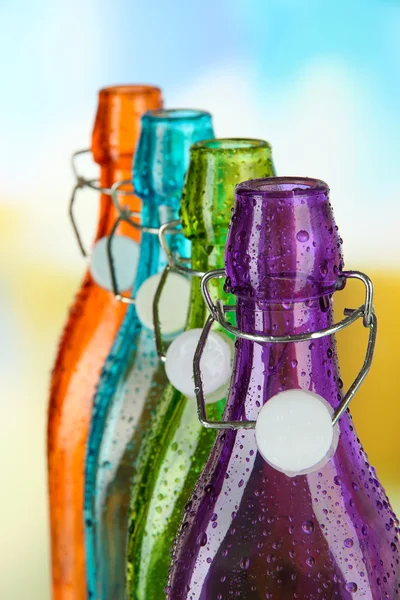 Kleurrijke flessen op een lichte achtergrond — Stockfoto