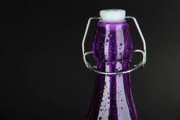 Färgglada flaska på svart bakgrund — Stockfoto