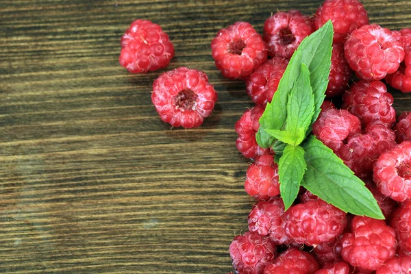 Fresh raspberry on wooden background — Stock Photo, Image