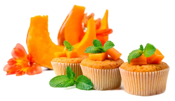 Muffins de abóbora saborosos, isolados em branco — Fotografia de Stock