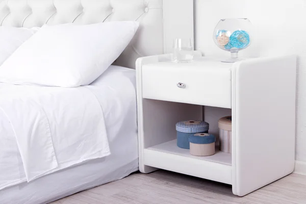 Удобная мягкая кровать в номере — стоковое фото