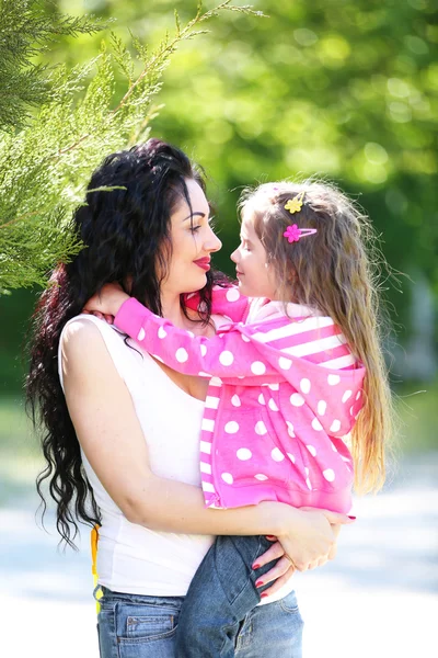 Mãe e filha felizes. Caminhe no parque verde — Fotografia de Stock
