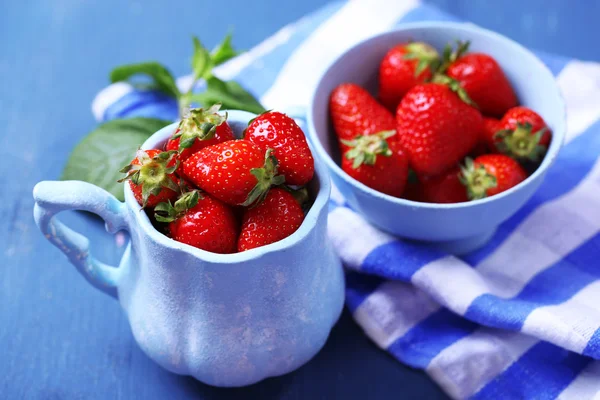Ώριμα γλυκό φράουλες σε κούπα — Φωτογραφία Αρχείου