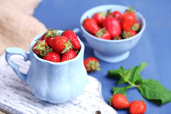在杯子里成熟甜草莓 — 图库照片
