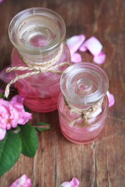 Aceite de rosa en botellas — Foto de Stock