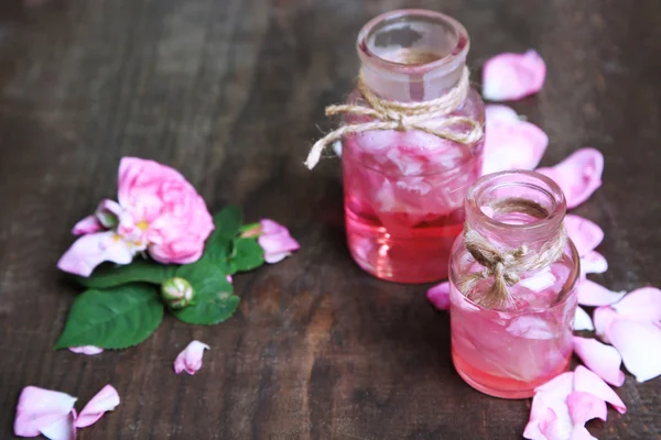 Olejek różany w butelkach — Zdjęcie stockowe