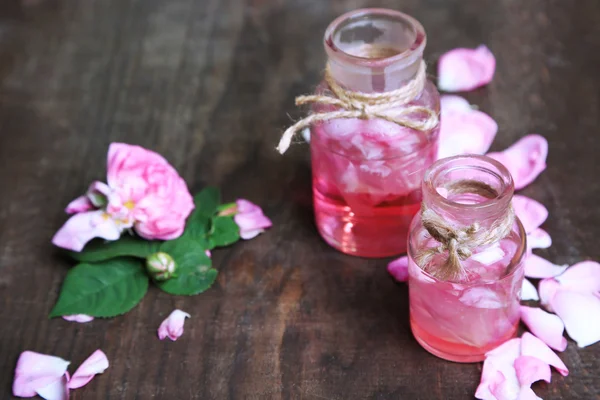 Olio di rosa in bottiglia — Foto Stock