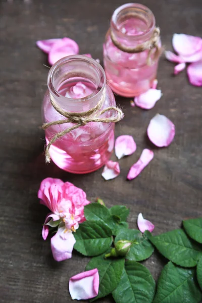 Rose olja i flaskor — Stockfoto