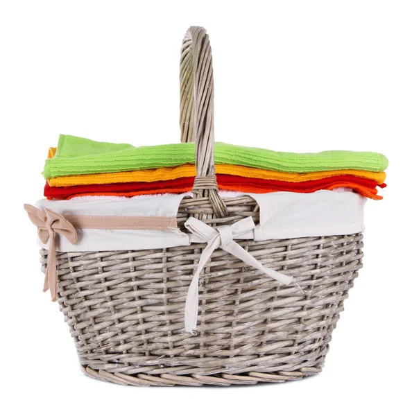 Lichte kleding in wasmand, geïsoleerd op wit — Stockfoto