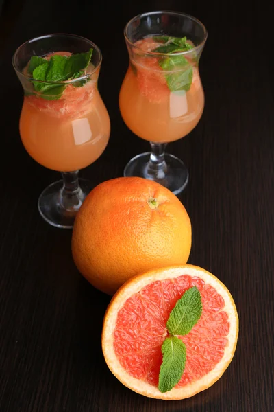 Grapefruit cocktail in glazen — Stockfoto