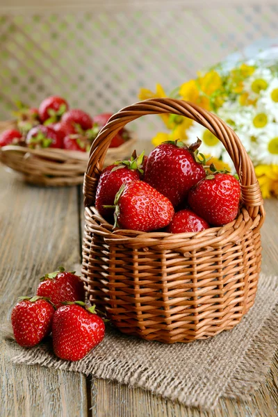 Rijpe zoete aardbeien in rieten mand — Stockfoto