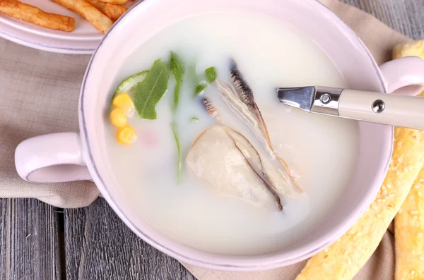 Leckere Suppe mit Austern auf Holztisch — Stockfoto