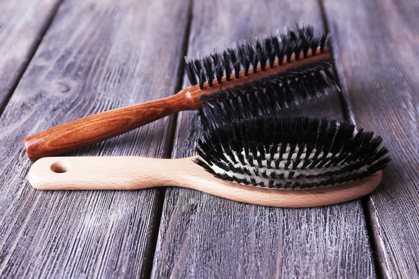 Cepillos de madera sobre fondo de madera — Foto de Stock