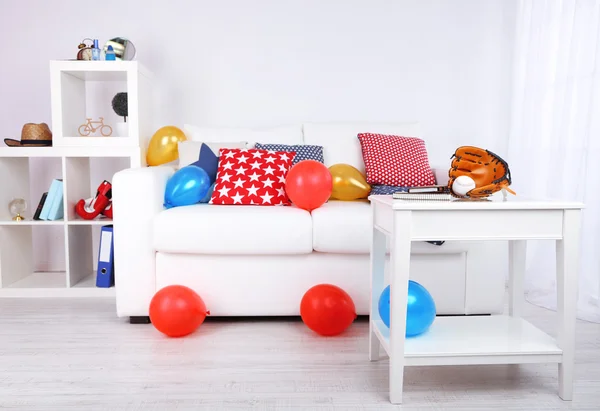 Sofá branco com travesseiros multicoloridos e xadrez na sala de estar moderna — Fotografia de Stock