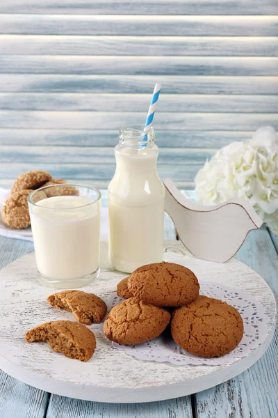 Mléko a sušenky na zásobník — Stock fotografie