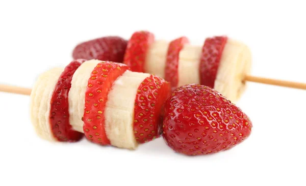 Brochetas de fruta fresca para bocadillos saludables aislados en blanco — Foto de Stock