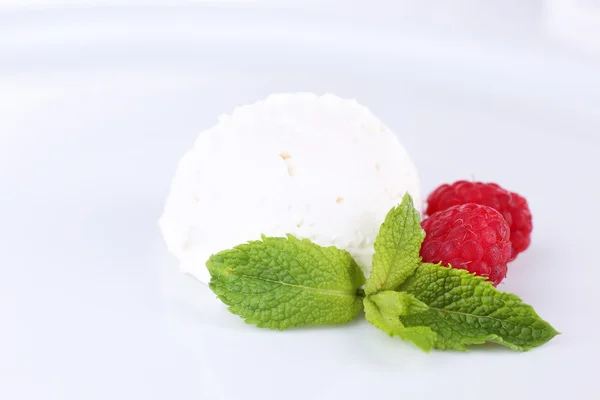 Smetanová zmrzlina s malinami — Stock fotografie