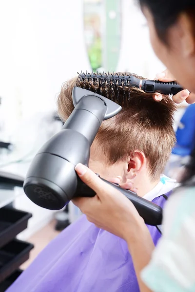 Jeune homme dans un salon de beauté — Photo