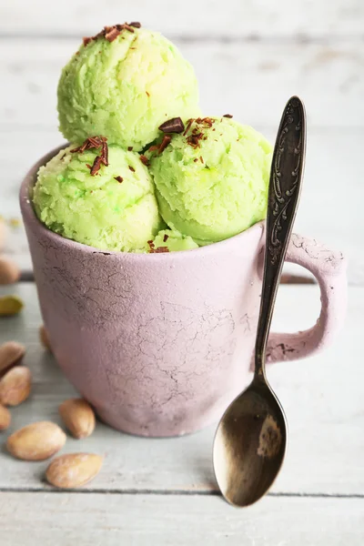 Chutnou pistáciovou zmrzlinu v poháru — Stock fotografie