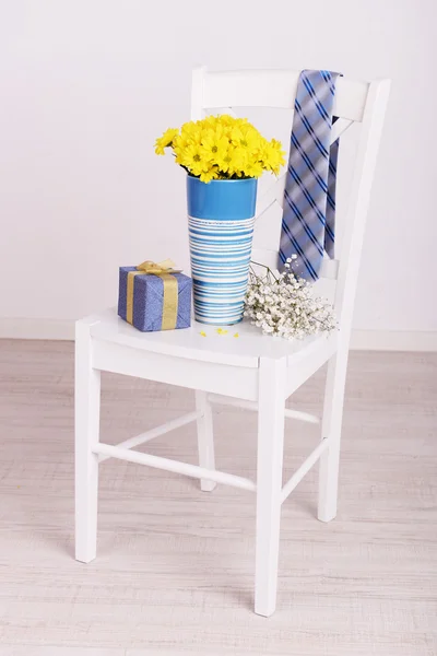 Bukett av blommor, presentförpackning och slips fäder dag i rummet — Stockfoto