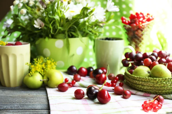 Натюрморт с ягодами и цветами — стоковое фото