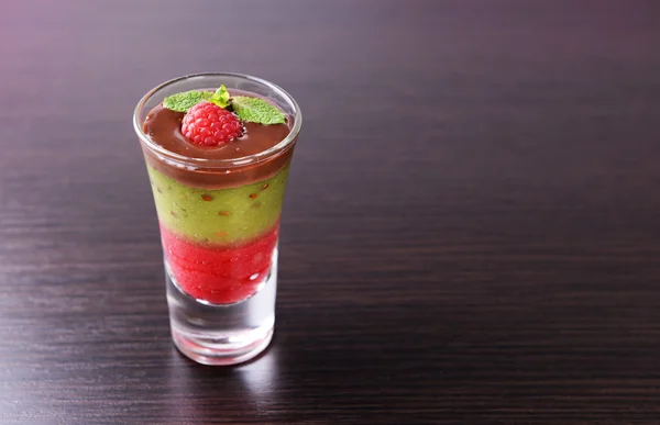 Glas kiwifrukt och hallon smoothies — Stockfoto