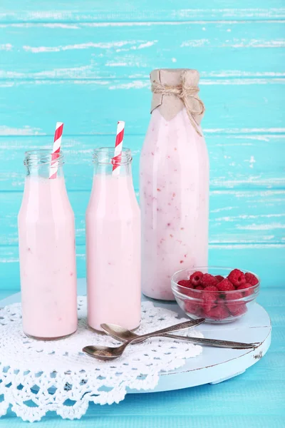 Bottles of raspberry smoothie drink — Stock Photo, Image