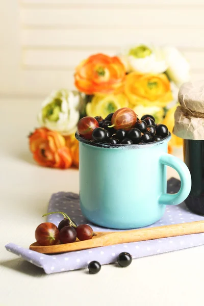 Reife schwarze Johannisbeeren im Becher — Stockfoto