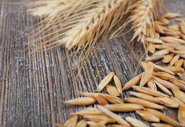 Grãos de centeio e orelhas na mesa, close-up — Fotografia de Stock