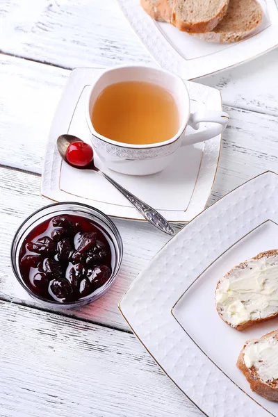 Pan fresco con mermelada de cereza — Foto de Stock