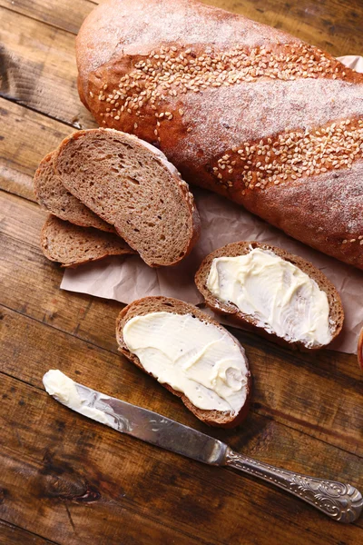 Taze ekmek ve ev yapımı tereyağı — Stok fotoğraf