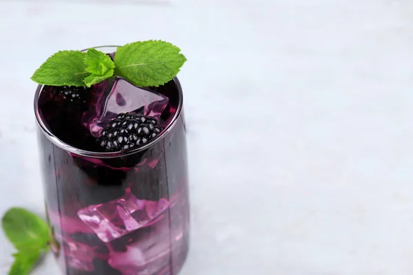 Lekker koel blackberry limonade met ijs — Stockfoto