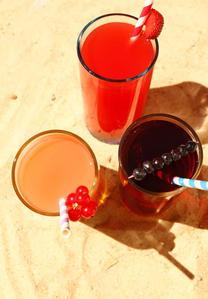 Heerlijke cocktails op strand — Stockfoto