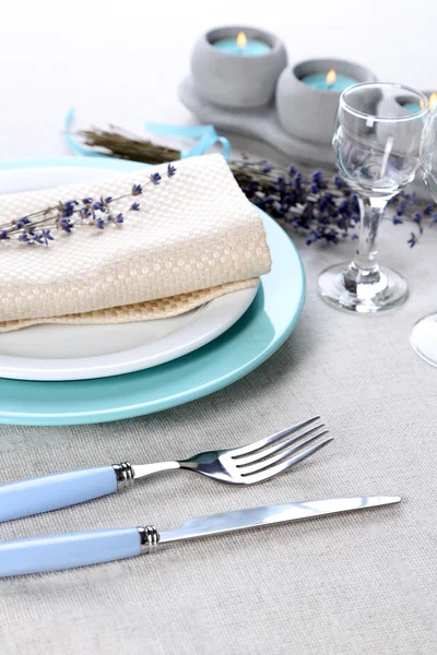 Cenário de mesa de jantar com flores de lavanda — Fotografia de Stock