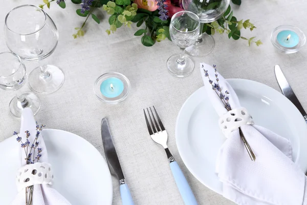 Mesa de comedor con flores de lavanda — Foto de Stock