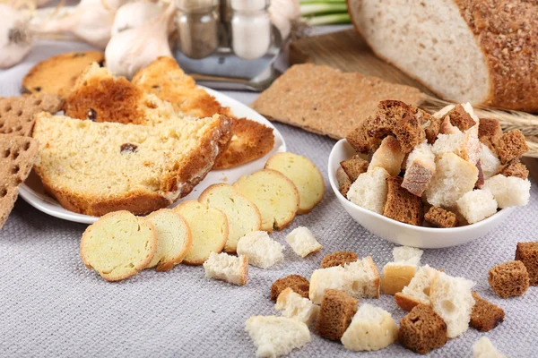 Zelfgemaakte croutons op tafel — Stockfoto