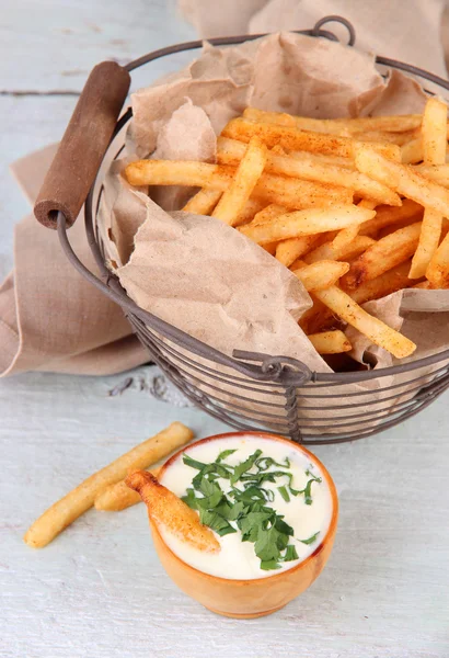 Batatas fritas saborosas em cesta de metal — Fotografia de Stock