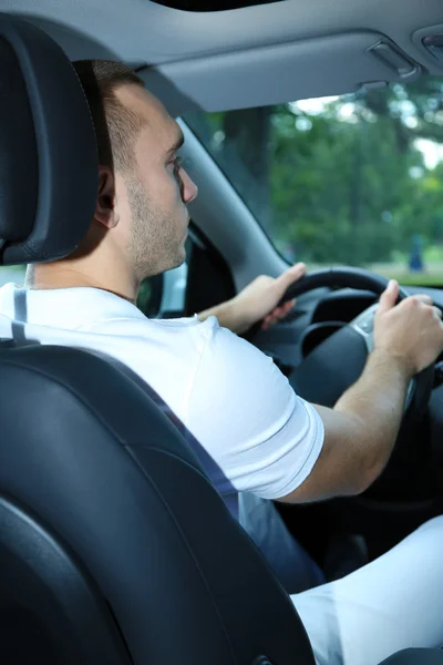 Mann fährt Auto — Stockfoto